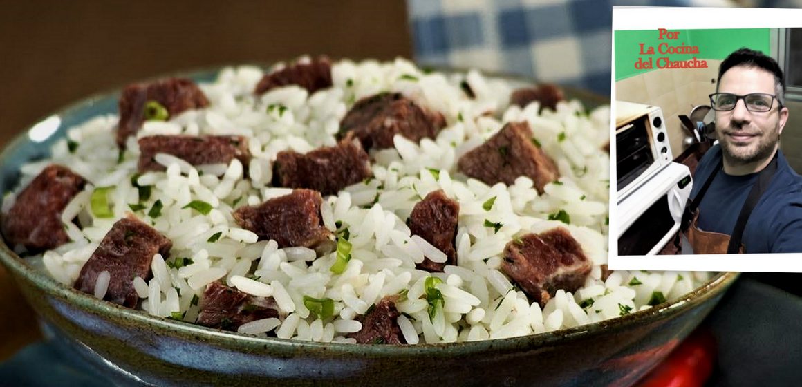 Arroz Carreteiro, un plato nacido en la región pampeana brasileña, cuyo origen se remonta a la época de los vendedores ambulantes que viajaban a lo largo del territorio en carretas tiradas por bueyes, donde aprovechaban los restos de los churrascos y lo comían servido con arroz como acompañamiento