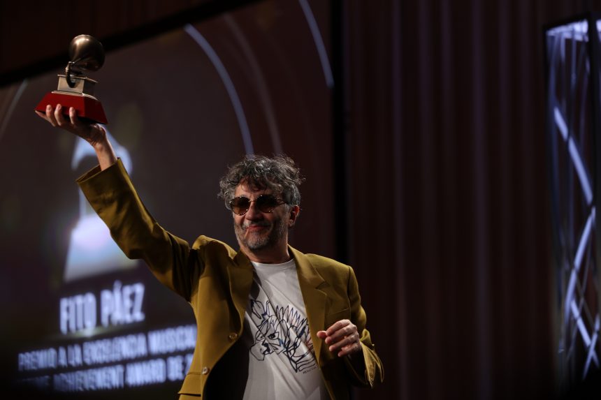 La Academia Latina de la Grabación® le entregó al artista argentino Fito Páez el Premio Lifetime Achievement Awards 2021 a la «Excelencia Musical», en la ceremonia que se realizó en Las Vegas, como parte de la semana de la 22º Entrega Anual del Latin Grammy ®.