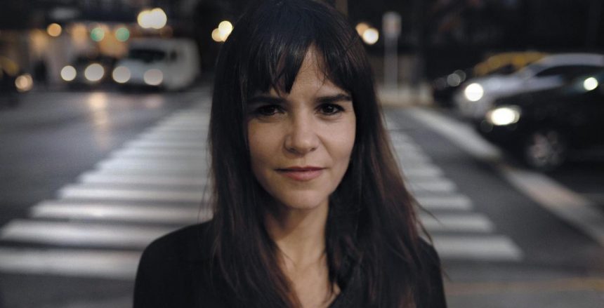 La cantante argentina Barbarita Palacios combina con genialidad los sonidos regionales con lo sofisticado de hoy en su nuevo álbum llamado «Criolla»; grandes sorpresas entre sus invitados