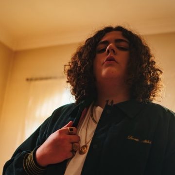 Entre los sonidos urbanos y el flow del trap, el joven argentino Lil Cake y su nuevo tema titulado «Háblame»: un discurso positivo a sus pares adolescentes que plantea estar en contra del odio por quienes son diferentes a uno