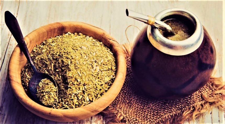 Gran símbolo del sur de América: se llama Mate, el mejor compañero tanto en soledad como en grupo; tanto para ricos como para pobres; yerba, agua caliente y a chupar por su bombilla