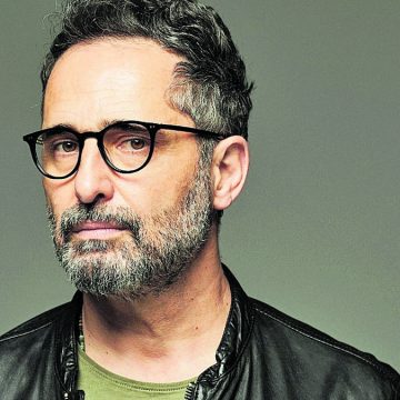 Jorge Drexler regresa a los conciertos en vivo en 2022 presentando su nuevo disco que verá la luz en Abril, y cuya gira arrancará en Buenos Aires: «Siempre tocar en Argentina para mí fue algo realmente muy especial. Cuando mi carrera estaba en un punto muerto, fue allí que empecé a sentir que lo que hacía tenía un sentido», dice