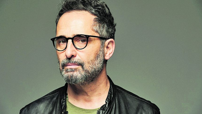 Jorge Drexler regresa a los conciertos en vivo en 2022 presentando su nuevo disco que verá la luz en Abril, y cuya gira arrancará en Buenos Aires: «Siempre tocar en Argentina para mí fue algo realmente muy especial. Cuando mi carrera estaba en un punto muerto, fue allí que empecé a sentir que lo que hacía tenía un sentido», dice