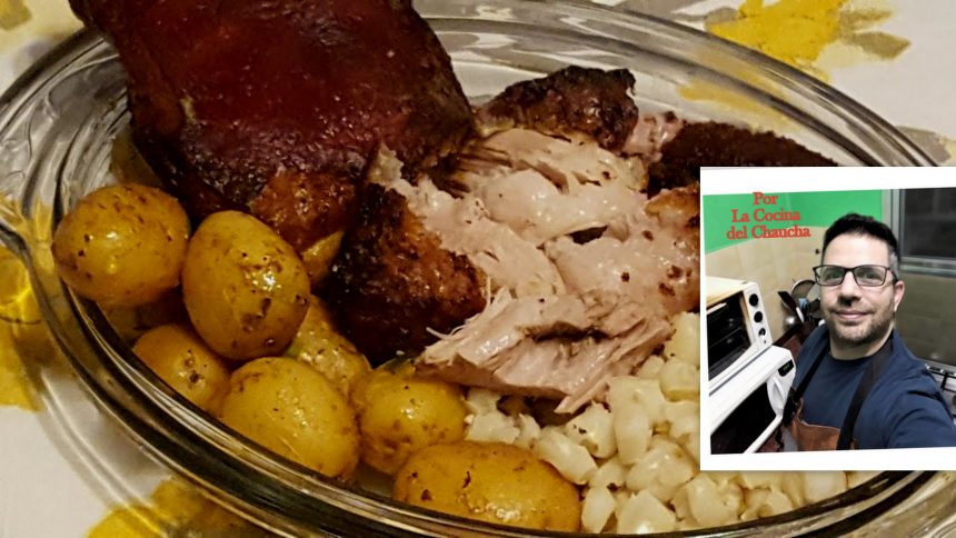 La historia del Horneado de Chancho empieza en el siglo XVI. Es un plato típico ecuatoriano, que nació de una tradición europea. En América no había cerdos, pero los españoles los trajeron. Eran castellanos y negros. Su preparación, en el texto