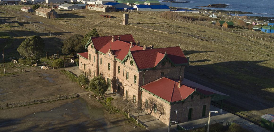 Con 13 sitios señalizados a modo de postas en el centro y en los alrededores de Puerto Deseado, provincia de Santa Cruz, residentes, turistas y visitantes se sorprenden al internarse en los vestigios de los trágicos acontecimientos de “La Patagonia Rebelde”, que un siglo atrás tuvo en esa ciudad episodios y personajes centrales