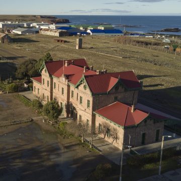 Con 13 sitios señalizados a modo de postas en el centro y en los alrededores de Puerto Deseado, provincia de Santa Cruz, residentes, turistas y visitantes se sorprenden al internarse en los vestigios de los trágicos acontecimientos de “La Patagonia Rebelde”, que un siglo atrás tuvo en esa ciudad episodios y personajes centrales