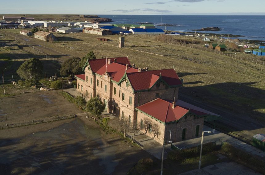 Con 13 sitios señalizados a modo de postas en el centro y en los alrededores de Puerto Deseado, provincia de Santa Cruz, residentes, turistas y visitantes se sorprenden al internarse en los vestigios de los trágicos acontecimientos de “La Patagonia Rebelde”, que un siglo atrás tuvo en esa ciudad episodios y personajes centrales