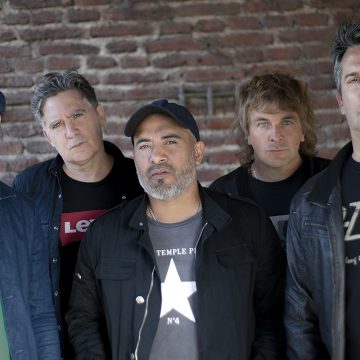 El conjunto argentino Ella Es Tan Cargosa reversiona su canción «Llueve», para su próximo álbum: «Volvíamos de Capital en un auto. El Tano Baccega viajaba en el asiento trasero, tocaba la guitarra y cantaba una melodía nueva. Era medio Tom Petty. El cielo estaba bajo y encapotado. Le dije: se va a llamar ‘Llueve’ «