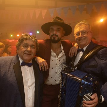 El reconocido vocalista argentino Abel Pintos junto al grupo de música tropical Los Palmeras presentan una versión del single «Camina (Suave y elegante)»