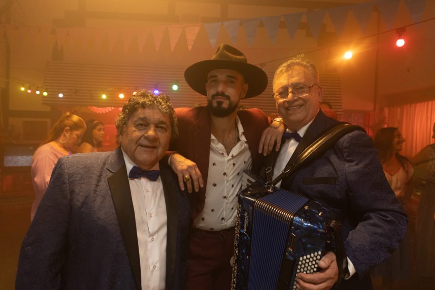 El reconocido vocalista argentino Abel Pintos junto al grupo de música tropical Los Palmeras presentan una versión del single «Camina (Suave y elegante)»