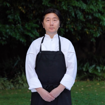 El chef de la Residencia del Embajador del Japón, Nobuyoshi Takagi, presenta una serie online y gratuita: «Me siento muy privilegiado de que me haya tocado Argentina como primera experiencia. No solo por el hermoso país que descubrí, sino porque, además, hallé una vasta propuesta de ingredientes que puedo utilizar en mi cocina», expresa