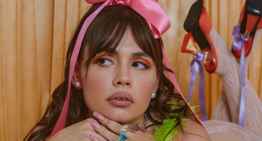 Simona dice adiós al amor desencantado con su nuevo single «Mentira»: «Ya no quiero ser tóxica, no quiero ser romántica, buscar lo que en mi no hay, eso ya no lo quiero más», explica la cantante