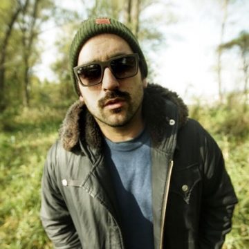 El cantautor fueguino Sebastián Díaz Ramos relanza una versión novedosa de su single «Como el sol» en la que participa Ariel Durán, vocalista de Vozenoff
