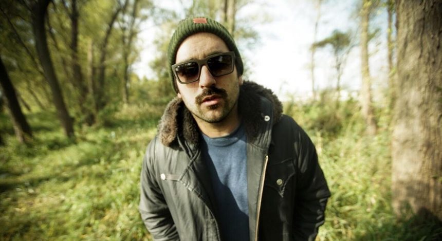 El cantautor fueguino Sebastián Díaz Ramos relanza una versión novedosa de su single «Como el sol» en la que participa Ariel Durán, vocalista de Vozenoff