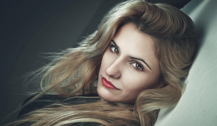 Desde Uruguay, Milagros Capdevila / Yoga Rock anticipa su disco solista a través del single «Estrená mi primavera», en el que tintes de vocal jazz, soft rock y pop son protagonistas sonoros