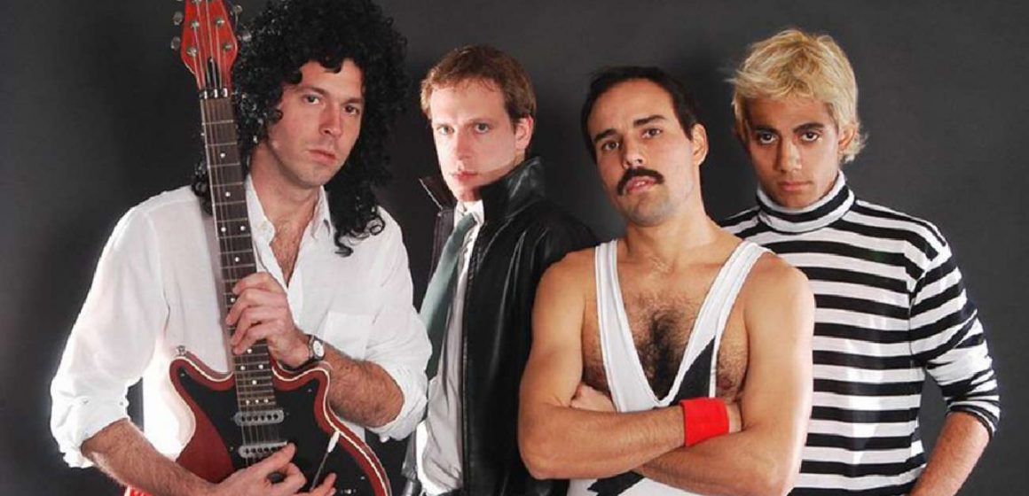 Dios Salve A La Reina, la banda argentina que mejor  tributa a Queen y fue elegida para promocionar el film oficial «Bohemian Rhapsody»: «Fue bastante increíble para nosotros saber que ellos nos conocen, y partiendo de ese punto, ¿qué más puedo decir?», expresa Daniel Marcos, quien emula a Brian May en el rol de guitarrista
