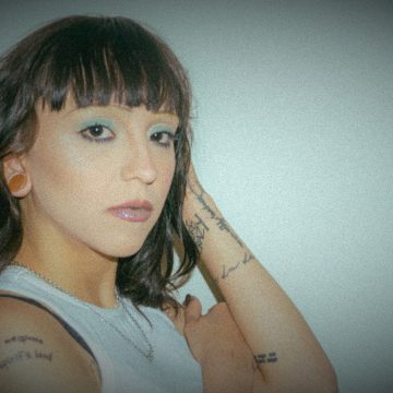La cantautora venezolana AB Lass presenta su sencillo «Tu canción», en el que desarrolla hip hop junto a melodías pop modernas