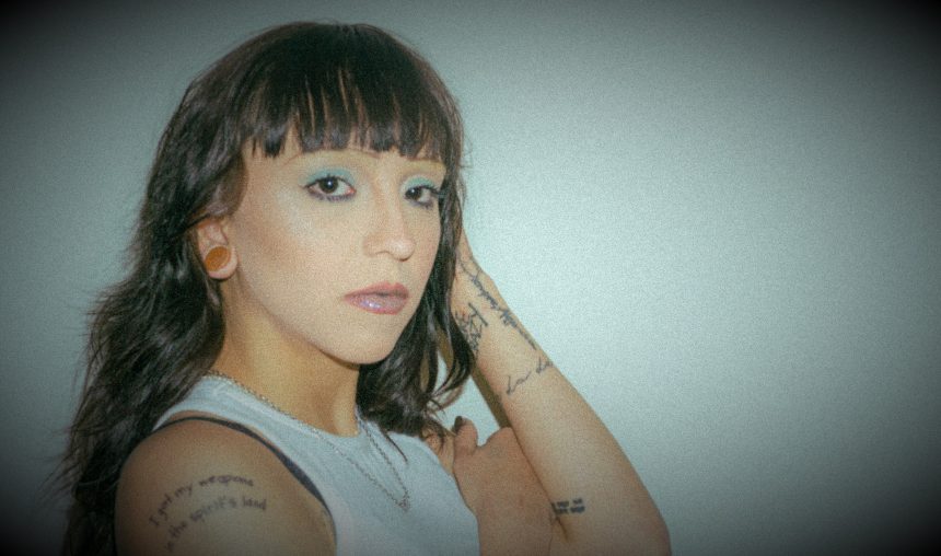 La cantautora venezolana AB Lass presenta su sencillo «Tu canción», en el que desarrolla hip hop junto a melodías pop modernas