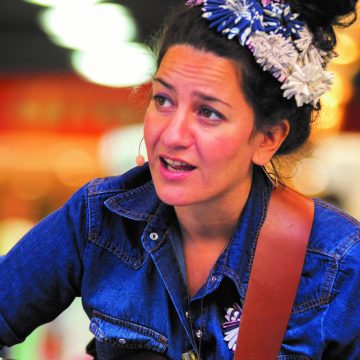 Entre boleros, bossa y folklore latinoamericano, la cantante y guitarrista Maru Debenedetti se presenta todo los fines de semana en Espacio de Tiempo, en Torreón del Monje, Mar del Plata