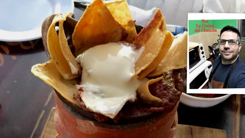 Anafre de frijoles, un plato de la tradición popular hondureña que incluye una sinfonía de sabores, texturas y temperaturas. Incluye frijoles y quesillo fundidos, papas o tortillas fritas y chorizo. Una exquisitez que se sirve en cazuela de barro caliente