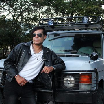 El caraqueño Tony Mercury, representante de la new wave en estos tiempos, despliega la música bailable de los ochenta en su tema nuevo «Love is a stranger»