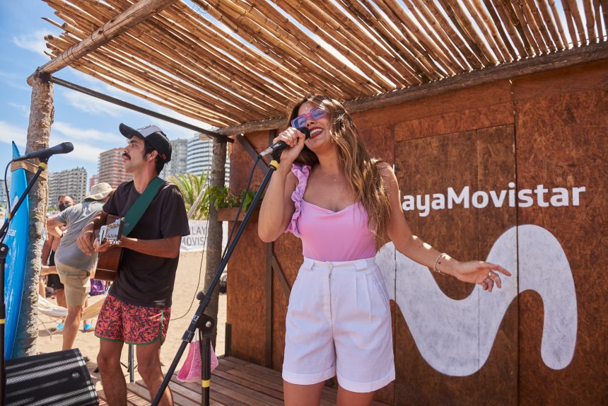 Con un show de Natalie Pérez, Movistar inauguró formalmente una nueva temporada de su parador en Playa Grande, Mar del Plata