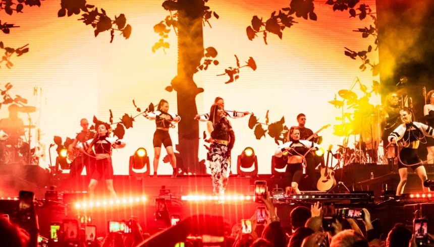 Con un éxito absoluto en convocatoria, anoche, viernes 28 de enero, la joven estrella argentina María Becerra brilló en Mar del Plata con un show apto para todo público en AtPARK, frente al mar
