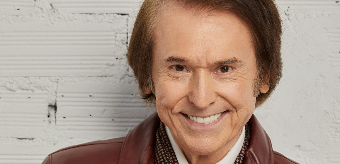 Raphael regresa a Argentina para festejar sus 60 años en escena en el Luna Park. «Desde la primera vez que fui a finales de los años 60 siempre me he sentido como en casa. ¡Qué ganas de volver y celebrar con vosotros mis seis décadas de carrera!», expresa el legendario cantautor