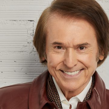 Raphael regresa a Argentina para festejar sus 60 años en escena en el Luna Park. «Desde la primera vez que fui a finales de los años 60 siempre me he sentido como en casa. ¡Qué ganas de volver y celebrar con vosotros mis seis décadas de carrera!», expresa el legendario cantautor
