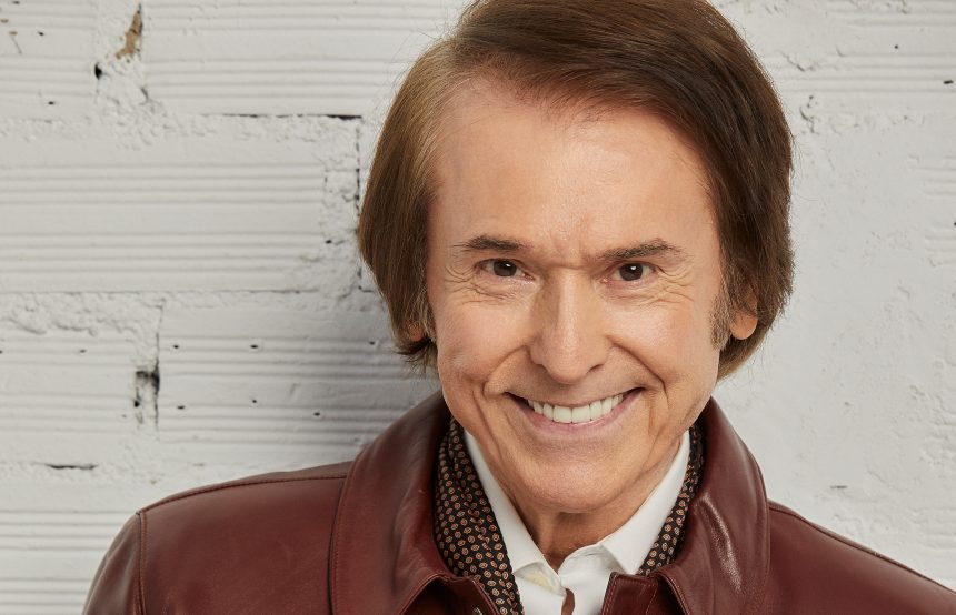 Raphael regresa a Argentina para festejar sus 60 años en escena en el Luna Park. «Desde la primera vez que fui a finales de los años 60 siempre me he sentido como en casa. ¡Qué ganas de volver y celebrar con vosotros mis seis décadas de carrera!», expresa el legendario cantautor