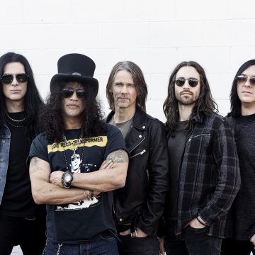 Slash y compañía lanzaron su nuevo álbum titulado «4» y esta tarde de viernes 11 de febrero realizan un streaming mundial llamado «Live at Sudios 60»