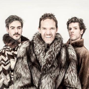 Estrena la obra de teatro «Cuidado con los perros», una comedia de suspenso en la que actúan Juan Gil Navarro, Mariano Bertolini y Esteban Pérez