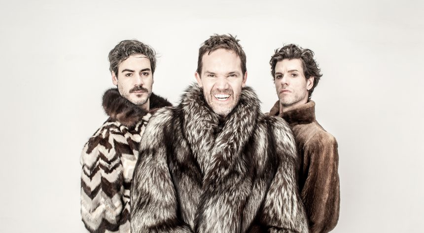 Estrena la obra de teatro «Cuidado con los perros», una comedia de suspenso en la que actúan Juan Gil Navarro, Mariano Bertolini y Esteban Pérez