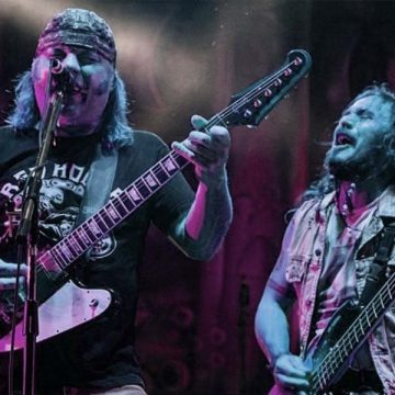 El grupo de hard rock argentino La Renga reaparece con su nuevo disco titulado «Alejado de la Red» y anuncia presentaciones oficiales del mismo en Córdoba, Salta, San Luis y Neuquén