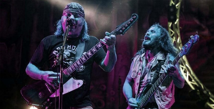 El grupo de hard rock argentino La Renga reaparece con su nuevo disco titulado «Alejado de la Red» y anuncia presentaciones oficiales del mismo en Córdoba, Salta, San Luis y Neuquén