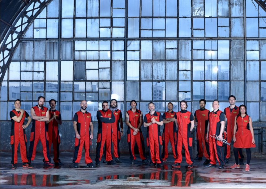 El grupo de percusión La Bomba de Tiempo propone doble función para celebrar el carnaval el lunes 28 de febrero, la de trasnoche incluirá Dj´s para bailar durante la madrugada