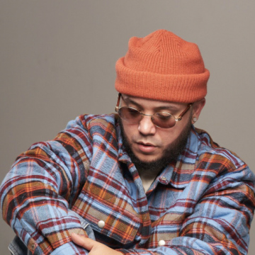 El artista urbano Jory Boy, nacido en Puerto Rico, presenta su single «1942» junto a su compatriota rapero Kevvo; la letra se inspira en una mujer segura que disfruta de una fiesta de principio a fin