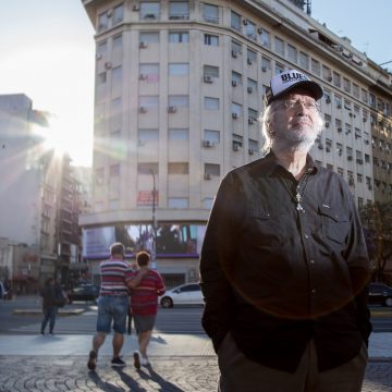Javier Martínez y una vida entre Berazategui y la Capital: «Al Centro voy para hacer mi vida, para ver a mis amigos, a una librería, al teatro y a un bar a tomarme un whisky»