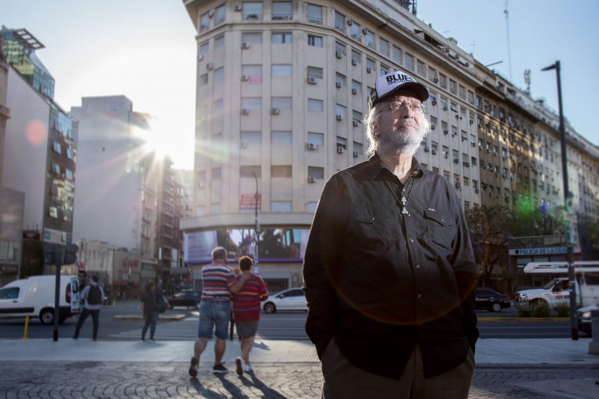 Javier Martínez y una vida entre Berazategui y la Capital: «Al Centro voy para hacer mi vida, para ver a mis amigos, a una librería, al teatro y a un bar a tomarme un whisky»