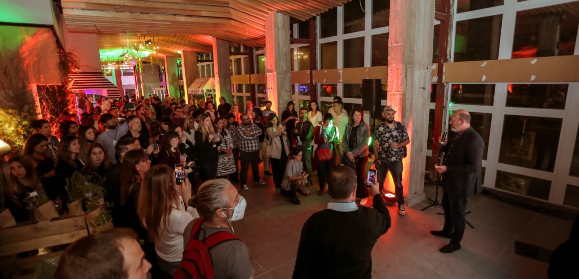 Con el slogan de «Menos súper, más mercado», el nuevo proyecto de Mercat, en el primer piso del Caballito Shopping Center, es crear un gran polo gastronómico en ese reconocido barrio porteño