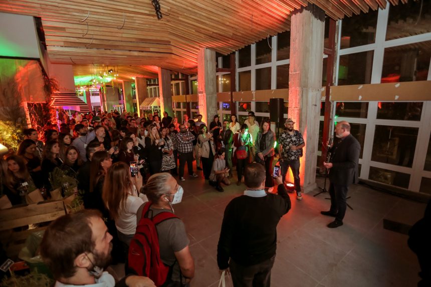 Con el slogan de «Menos súper, más mercado», el nuevo proyecto de Mercat, en el primer piso del Caballito Shopping Center, es crear un gran polo gastronómico en ese reconocido barrio porteño