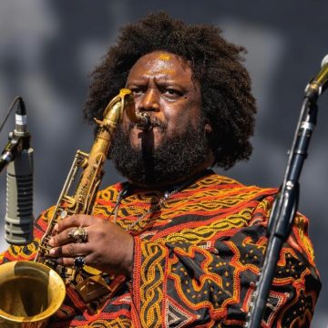 Luego de su última visita en Lollapalooza Argentina 2019, el multiinstrumentista estadounidense Kamasi Whashington regresará para presentarse en junio en el C Complejo Art Media
