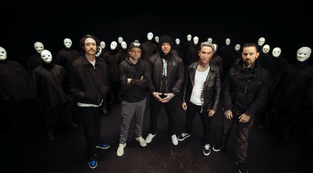 Hollywood Undead y su nuevo videoclip  «Wild in these streets»: «Es una canción sobre crecer en Los Ángeles cuando éramos niños y ese ambiente que era como un polvorín», desliza Johnny 3 Tears, el rapero cantante