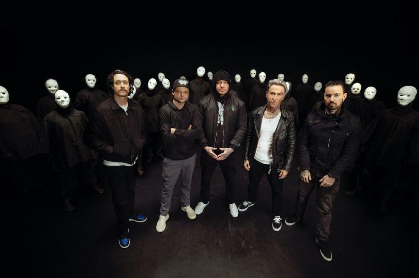 Hollywood Undead y su nuevo videoclip  «Wild in these streets»: «Es una canción sobre crecer en Los Ángeles cuando éramos niños y ese ambiente que era como un polvorín», desliza Johnny 3 Tears, el rapero cantante