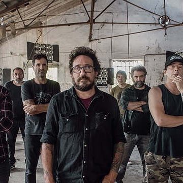 La banda uruguaya La Vela Puerca sigue adelantando canciones de su próximo álbum; esta vez se trata de «Jugando con Fuego»