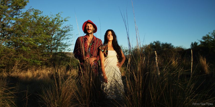 El dúo musical La Forastería habla de su vida en las Sierras de Córdoba: «Intentamos llevar a cabo distintos procesos artesanales, ya sean estos musicales, gastronómicos, botánicos, arquitectónicos y alquímicos»
