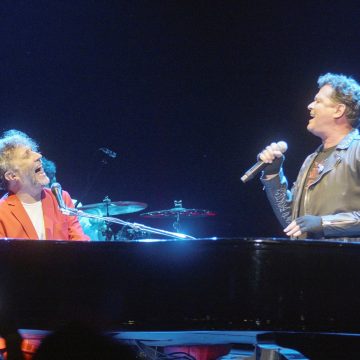 Carlos Vives junto a Fito Páez para la canción «Babel»: «Cuando hacés una canción con este tipo de temática hay algo de ese rock argentino, de Charly García, Luis Alberto Spinetta y el propio Páez, quienes me permitieron imaginar que con la música tropical podía inventar mi propio rock», expresa el cantante colombiano