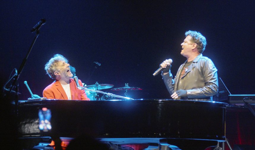 Carlos Vives junto a Fito Páez para la canción «Babel»: «Cuando hacés una canción con este tipo de temática hay algo de ese rock argentino, de Charly García, Luis Alberto Spinetta y el propio Páez, quienes me permitieron imaginar que con la música tropical podía inventar mi propio rock», expresa el cantante colombiano