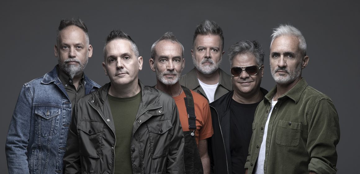 Los Pericos reaparece versionando a Roberto Carlos, Julio Iglesias y Jorge Drexler entre otros popes de habla hispana: » ‘Viva Pericos!’ es una idea que teníamos desde hace muchos años, la de versionar canciones, y lo pudimos recién hacer ahora, tuvo mucho que ver el momento de la pandemia, cuando paramos de tocar», contó Gastón Gonçalvez