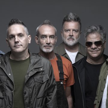 Los Pericos reaparece versionando a Roberto Carlos, Julio Iglesias y Jorge Drexler entre otros popes de habla hispana: » ‘Viva Pericos!’ es una idea que teníamos desde hace muchos años, la de versionar canciones, y lo pudimos recién hacer ahora, tuvo mucho que ver el momento de la pandemia, cuando paramos de tocar», contó Gastón Gonçalvez